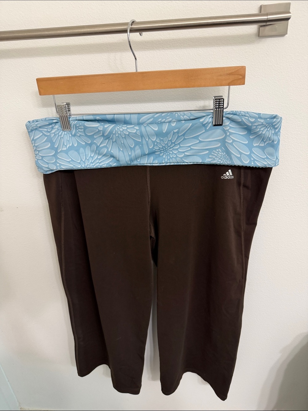 adidas Size XL Brown Capri Leggings with Light Blue Floral Waistband